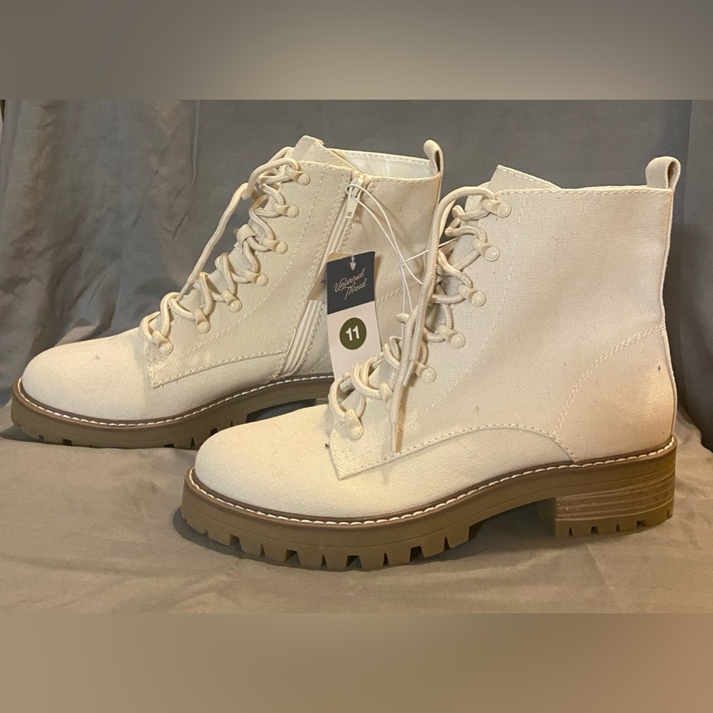 *New* Women’s Universal Threads Cream Combat Boots